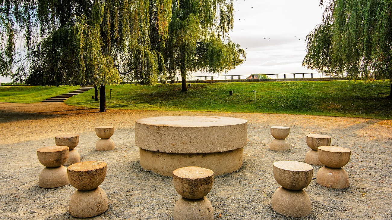 The,Table,Of,Silence,,Targu,Jiu,,Romania